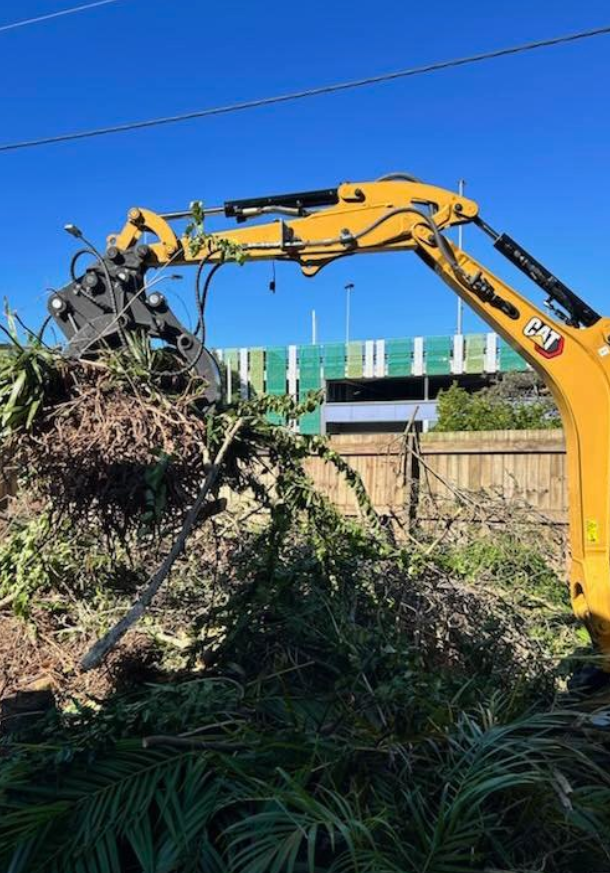 Grapple Attachment — Minespec Plant Hire Brisbane & Sunshine Coast